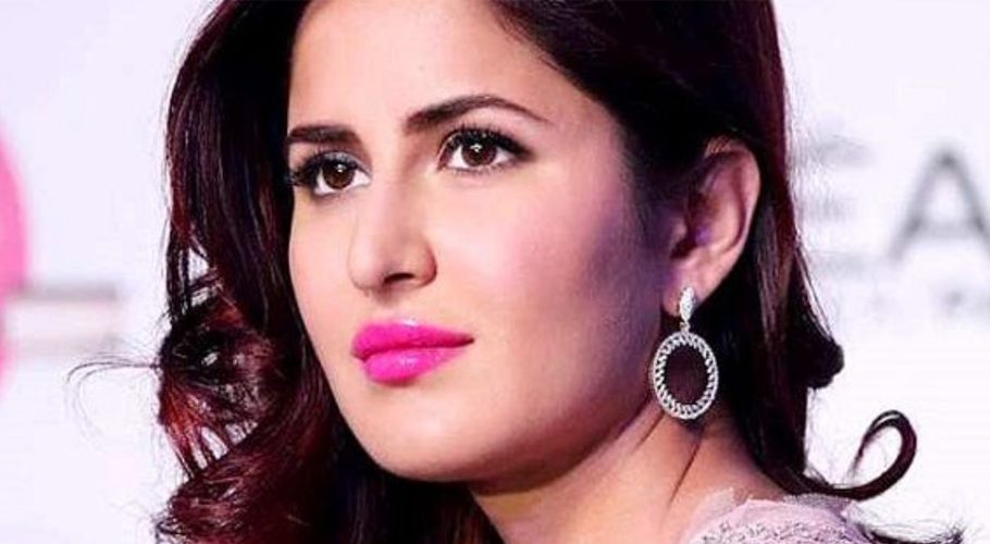 بھارتی وزیر کترینہ کیف کے گالوں جیسی سڑکیں بنانے کے خواہشمند