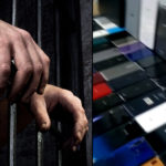 کراچی، بس اسٹاپ پر کھڑا مشکوک شخص گرفتار، 80 سے زائد اسمارٹ فونز برآمد