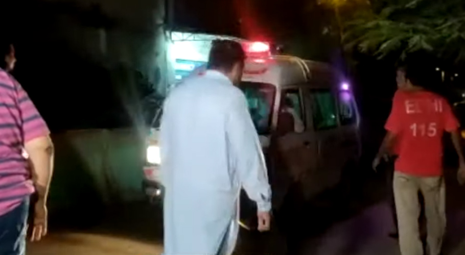 ناردرن بائی پاس پرزائرین کی بس کاٹرک سے تصادم، خاتون سمیت 2افرادجاں بحق