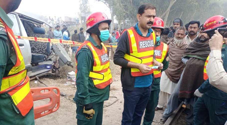 شیخوپورہ میں اسکول وین ٹرین کی زد میں آگئی، 2 طالبات جاں بحق