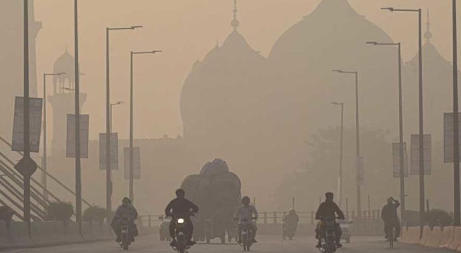 سموگ میں اضافہ، لاہور میں 3دن اسکول اور دفاتر بند رکھنے کا فیصلہ