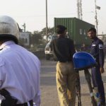 ڈی آئی جی ٹریفک کا عام شہری کے بھیس میں شاہراہ فیصل کا دورہ، 5اہلکار معطل