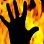 زمین پھٹی نہ آسمان گرا، سگے بیٹے نے پیٹرول چھڑک کر والدین کو آگ لگادی
