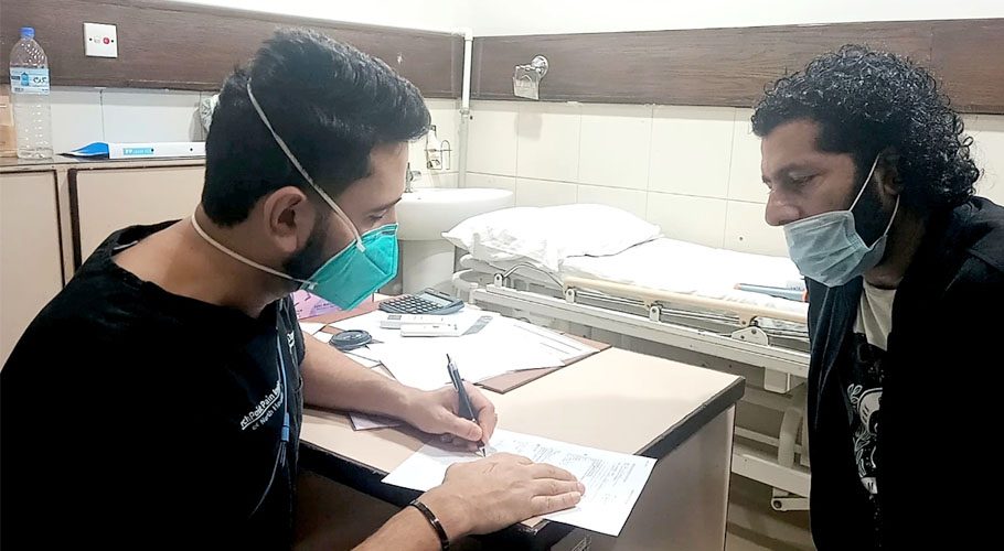پاکستانی نژاد امریکی ڈاکٹر دانش علی نے کراچی میں فری میڈیکل کیمپ لگایا