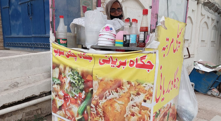 اسلام آباد میں معذور بیٹے کی بزرگ ماں غربت سے تنگ، بریانی کاکام شروع کردیا