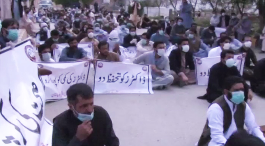 کوئٹہ میں بارش، سڑکوں پر او پی ڈی کرنے والے ڈاکٹر کام بند کرنے پر مجبور