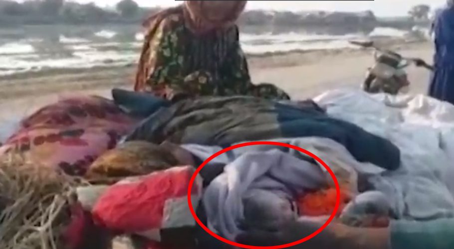 The woman gave birth to a baby on a rickshaw in sindh
