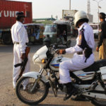 کراچی میں کار سوار نے ٹریفک پولیس پر گاڑی چڑھا دی، اہلکار زخمی