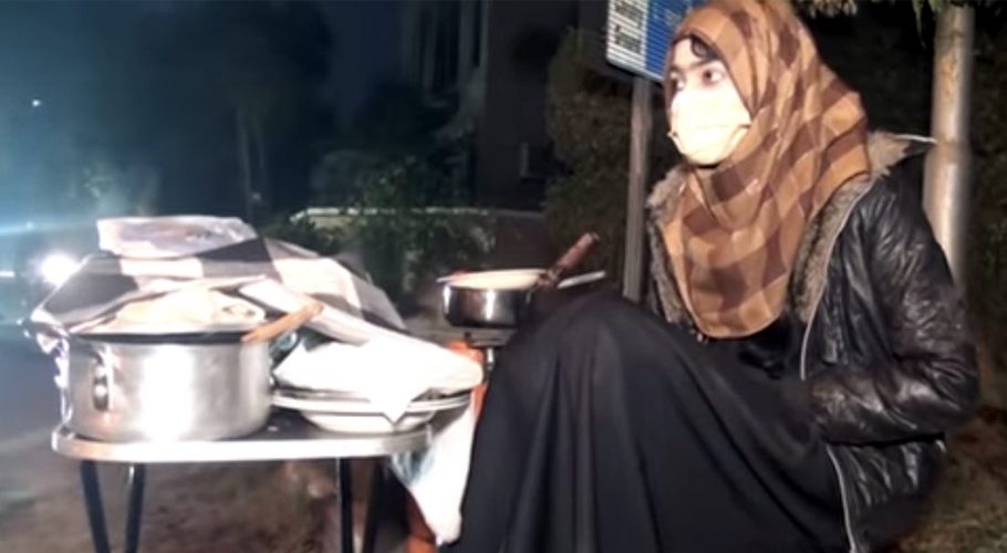 13-year-girl set up a food stall on the road In Lahore,