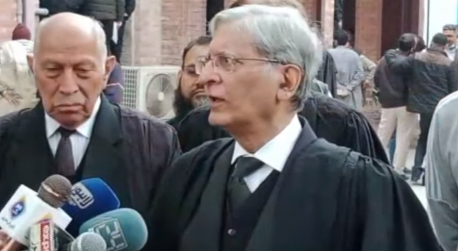 پی ڈی ایم میں اتحاد نہیں، جعلی خبریں مریم نواز کے پاس ہوتی ہیں۔اعتزاز احسن