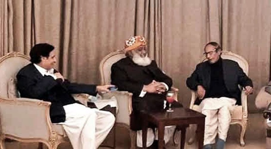 سیاسی ماحول گرم، مولانا فضل الرحمن کی چوہدری برادری سے ملاقات