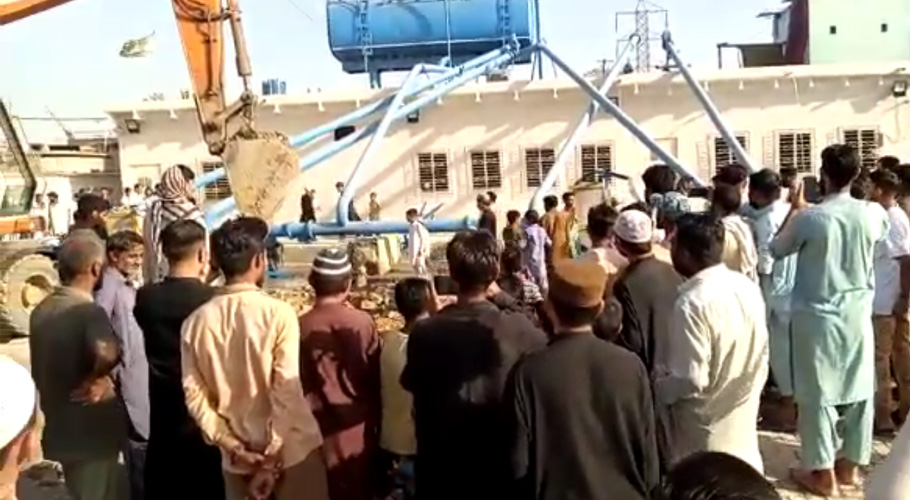 پیپلز پارٹی کے رکن اسمبلی نے کارکنان سمیت سرکاری لانڈھی ہائیڈرنٹ پر دھاوا بول دیا