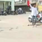 بھارتی مسلم طالبہ کا انتہاء پسندوں کے سامنے اللہ اکبر کا نعرہ ٹاپ ٹرینڈ بن گیا