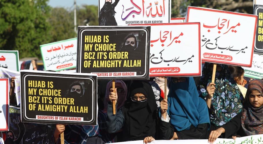کرناٹک کی باحجاب طالبات سے اظہار یکجہتی کے لیے مزار قائد کے باہر مظاہرہ