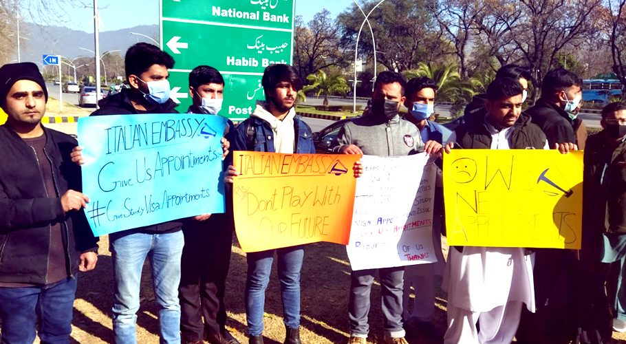 اسلام آباد، 300سے زائد طلباء کا اٹلی کے ویزے نہ ملنے پر احتجاج