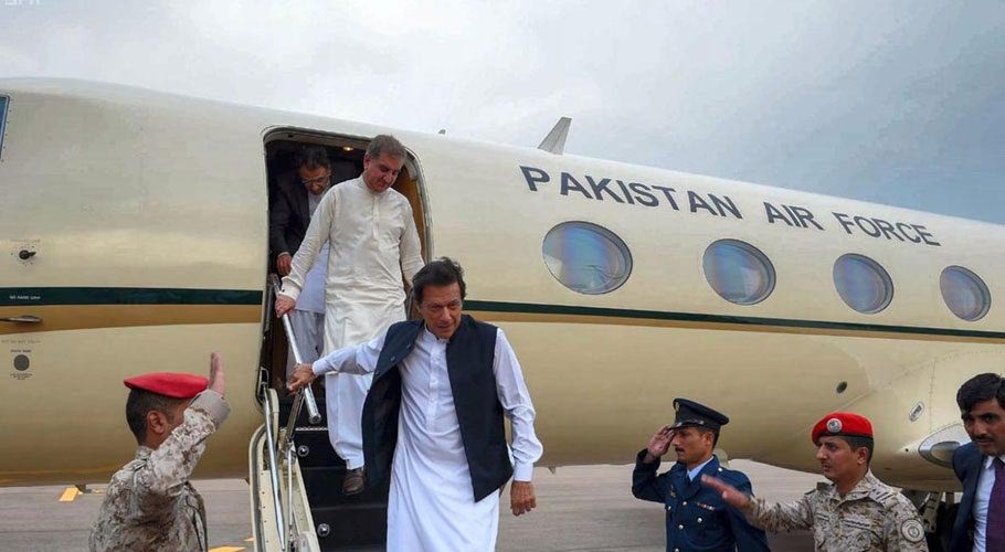 وزیراعظم عمران خان ایک روزہ دورے پر کراچی پہنچ گئے