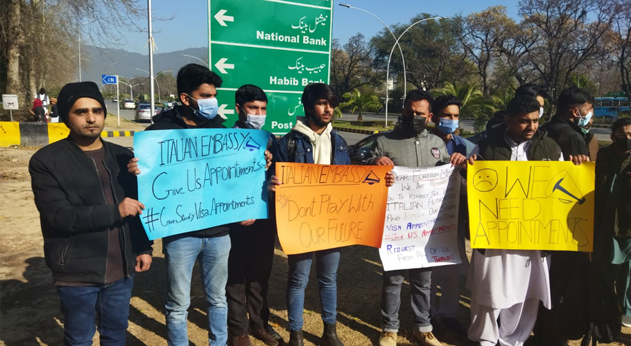 اسلام آباد، طلبہ اٹلی سے ویزہ نہ ملنے پر دفترِ خارجہ کے سامنے سراپا احتجاج