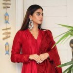 emotional-video-of-sonya-hussyn-gifting-new-house-for-parents-goes-viral/
