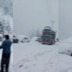 سردی سے اموات کا خدشہ، چترال جانیوالے 100سے زائد مسافر برف میں پھنس گئے