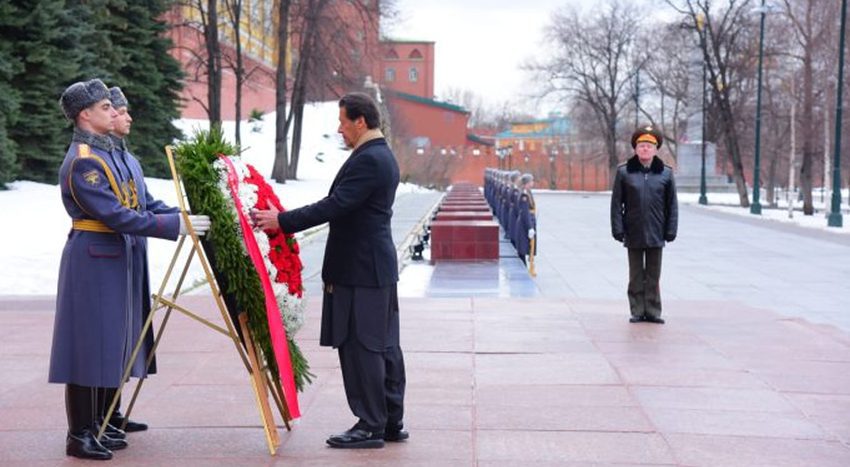 PM lays floral wreath at war memorial in Moscow