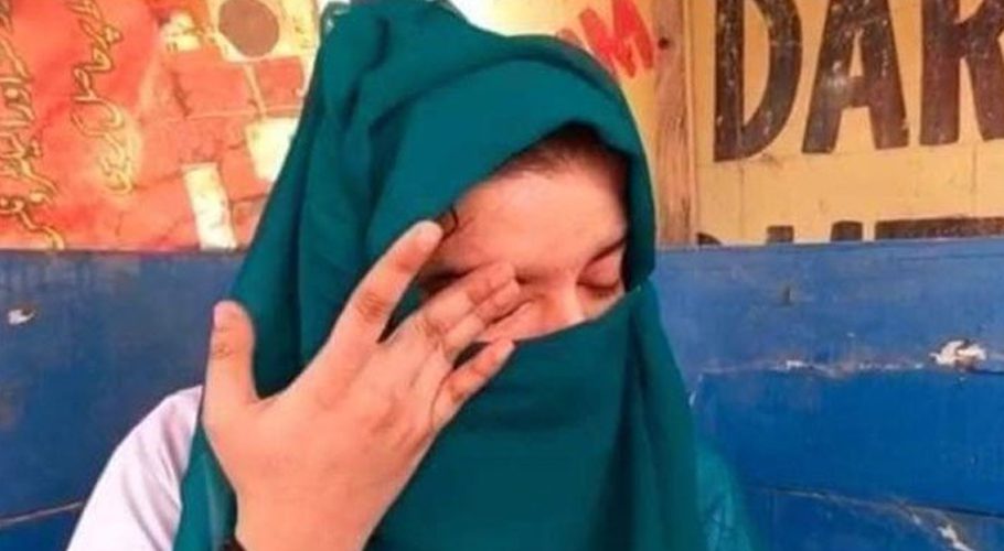 ایم بی بی ایس کی طالبہ پروین رند سندھ ہائیکورٹ ننگے پاؤں کیوں گئیں؟