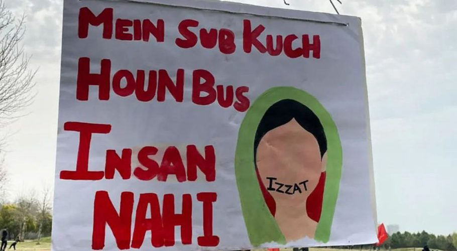عورت مارچ کی نعرے بازی اور بینرز، رواں برس کی تصویری جھلکیاں