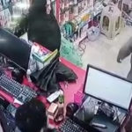 کراچی میں 4لاکھ کی ڈکیتی میں ملوث باریش بزرگ چاچا ڈکیت گرفتار