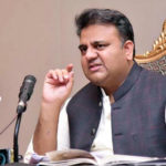 سارے بونے مل کر دیوقامت شخص کو گرانے کی کوشش کررہے ہیں، فواد چوہدری کا سیاسی حالات پر تبصرہ