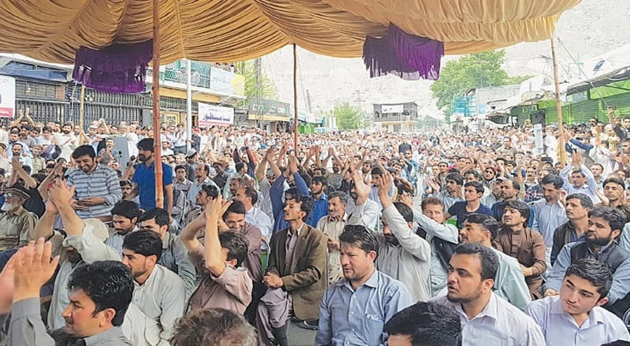 پی ٹی آئی اور پی ڈی ایم کا پاور شو، کیا ملک میں نیا سیاسی بحران آنے والا ہے؟