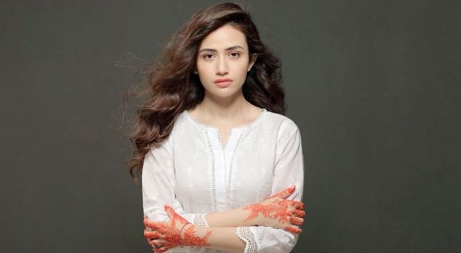 آخر کیوں اب تک ثنا جاوید اپنے غیر اخلاقی رویئے کے تنازع پر خاموش ہیں؟