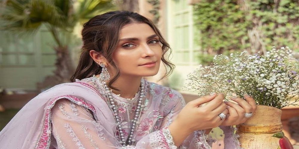 عائزہ خان کی فیملی کے ہمراہ خوبصورت تصویر وائرل