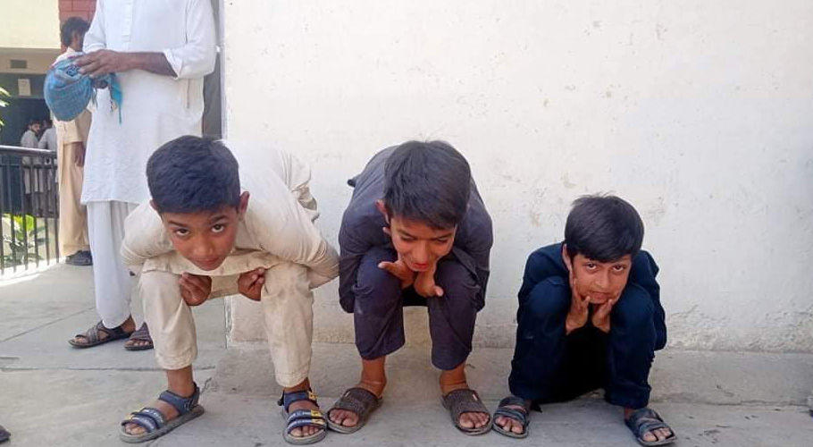 اٹک سے لاپتہ بچے پشاور اور ٹیکسلا گھوم کر گھر واپس پہنچ گئے، مرغا بننے کی سزا