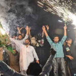 اپوزیشن کا تحریکِ عدم اعتماد کی کامیابی پر ملک گیر جشن، مٹھائیاں تقسیم