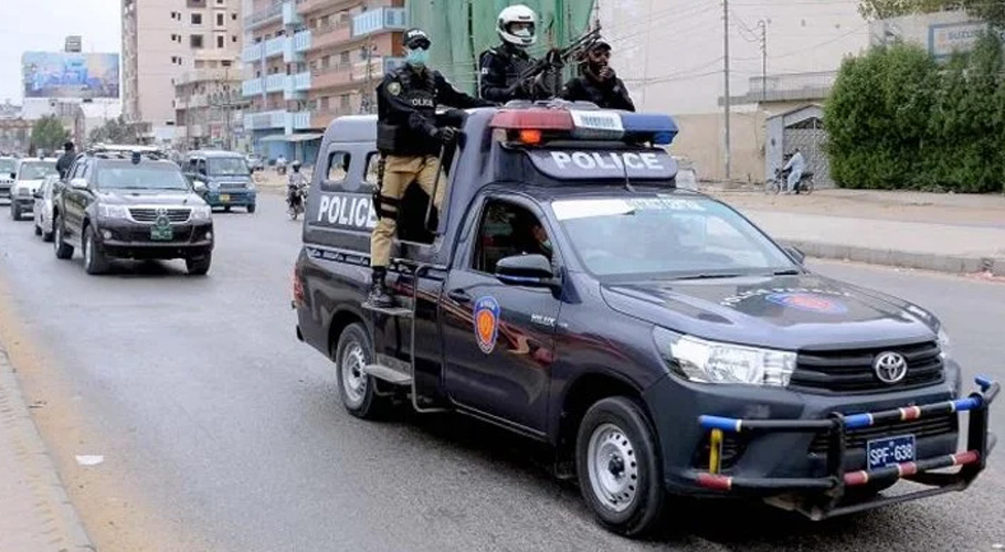 کراچی کے شہری نے 3 مبینہ ڈاکوؤں کو گاڑی سے ٹکر مار دی، 2 ہلاک