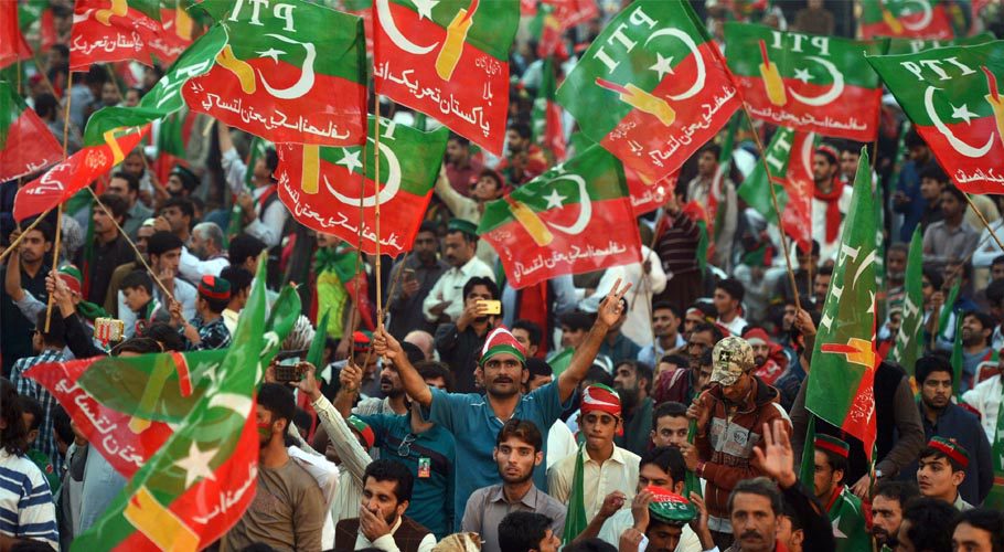 تحریک انصاف کا پاور شو، لائٹنگ اسٹینڈ گر گیا، متعدد افراد کے زخمی ہونیکا خدشہ