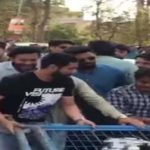 پی ٹی آئی کے کارکنان لاہور کے ہوٹل کے باہر احتجاج کرنے پہنچ گئے