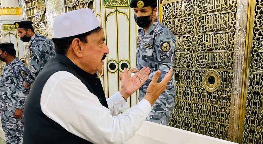 سابق وزیر داخلہ شیخ رشید عمرہ ادائیگی کے بعد وطن واپس پہنچ گئے