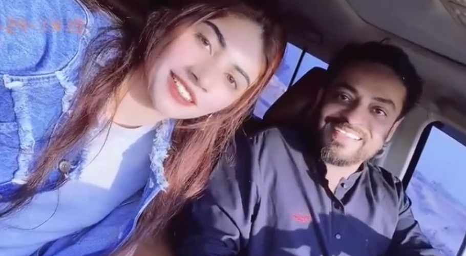 دانیہ کا ٹوئٹر پر اکاؤنٹ، پروفائل امیج میں عامر لیاقت اور اپنی تصویر لگالی