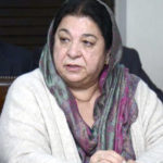 پولیس نے گاڑی پر ڈنڈے برسادئیے، ڈاکٹر یاسمین راشد حملے میں زخمی