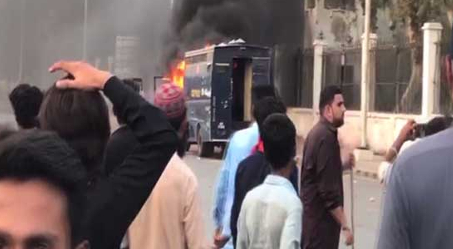 نمائش چورنگی پر تحریک انصاف کا احتجاج، صورتحال کشیدہ، 2افراد جاں بحق