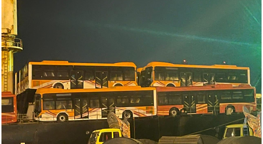 شہریوں کیلئے خوشخبری، اورنج لائن کی 49 بسیں کراچی پورٹ پہنچ گئیں