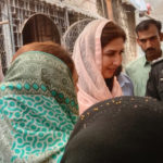 کھارادر بم دھماکہ، شہلا رضا کا شہید خاتون کے گھر کا دورہ