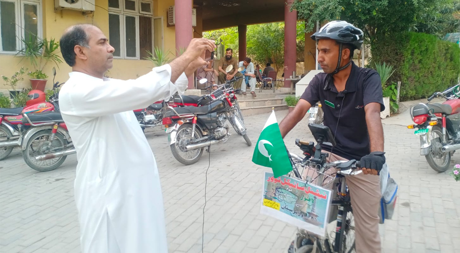 سائیکلسٹ عامر شہزاد اعوان امن کا پیغام لے کرراولپنڈی پہنچ گئے
