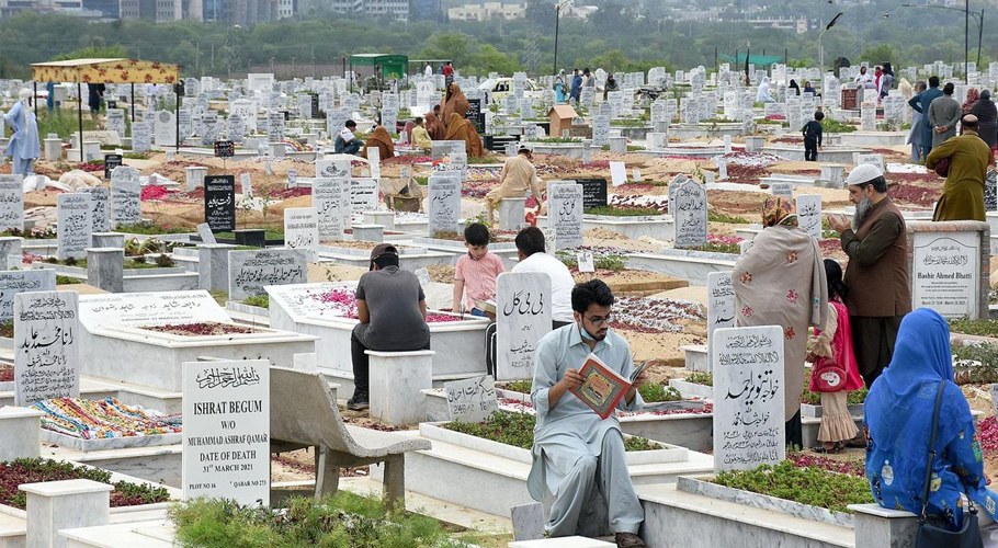 عید کے روز شہریوں کی بڑی تعداد نے فاتحہ خوانی کیلئے قبرستانوں کا رخ کرلیا