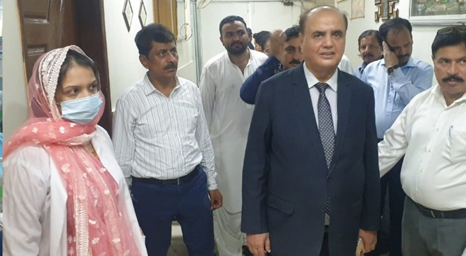 کمشنر سیسی احمد علی قریشی کا سوشل سیکورٹی کلثوم بائی ولیکا اسپتال کا اچانک دورہ