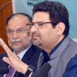 پٹرولیم مصنوعات کی قیمتیں انٹرنیشنل مارکیٹ میں اضافے کے باعث بڑھائیں: مفتاح