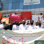 الیکشن کمیشن میں بے ضابطگیوں کے خلاف بلدیاتی انتخابات کے امید واروں کا احتجاج