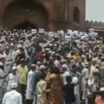 گستاخانہ بیان پر بھارتی مسلمان دہلی جامع مسجد کے باہر سراپا احتجاج