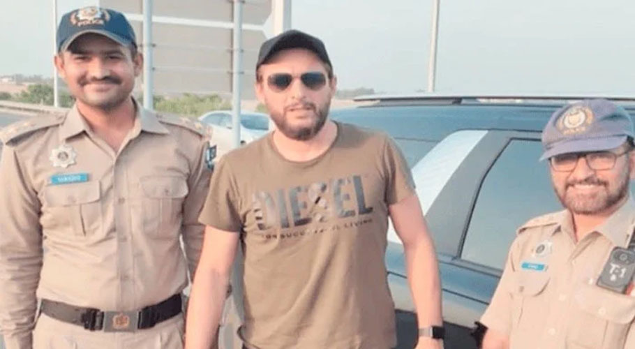 بوم بوم آفریدی کا موٹروے پر چالان، خوشی سے پولیس کو شاباشی دی