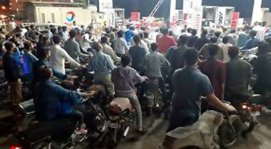 تیل کمپنیوں کی جانب سے سپلائی بندہونے پرپیٹرول پمپوں پر شہریوں کی لمبی قطاریں